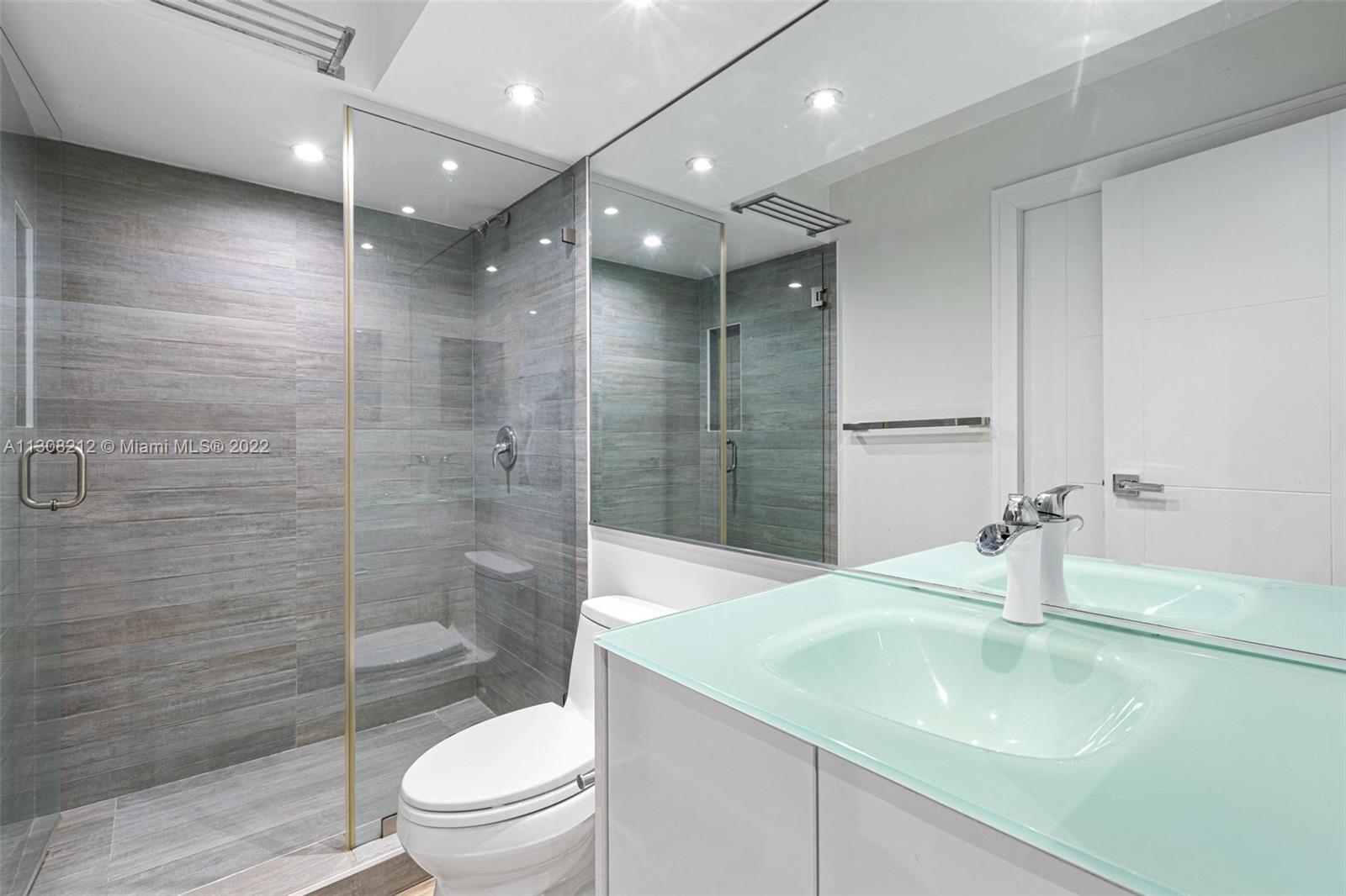 905 NE 199th St Unit: 108