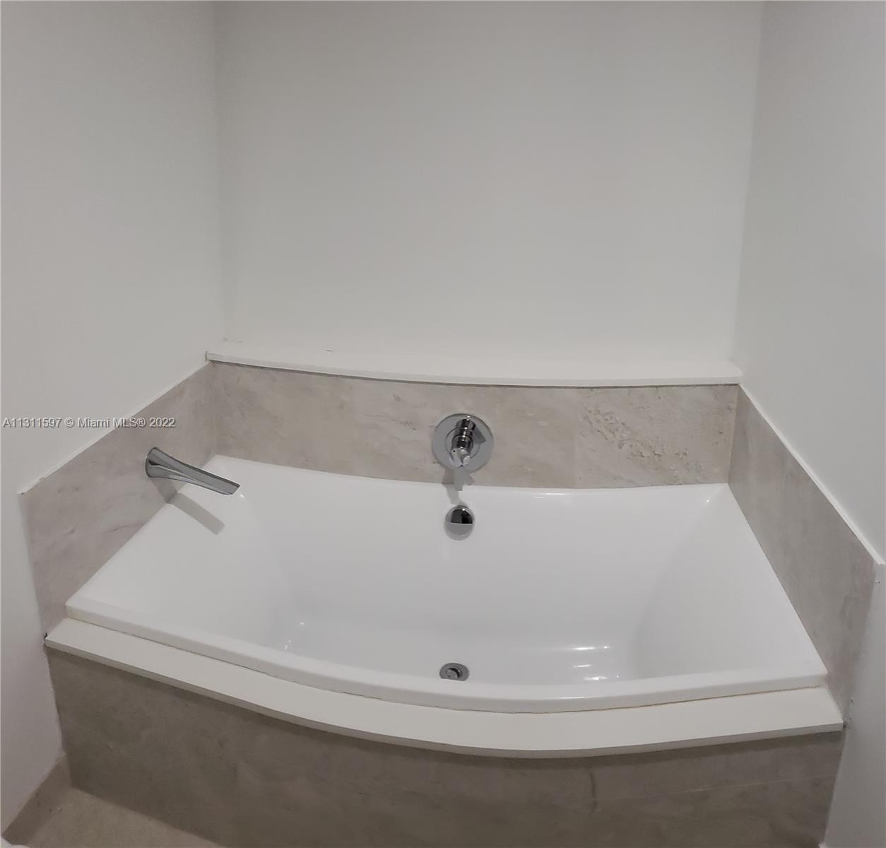 488 NE 18th St Unit: 207