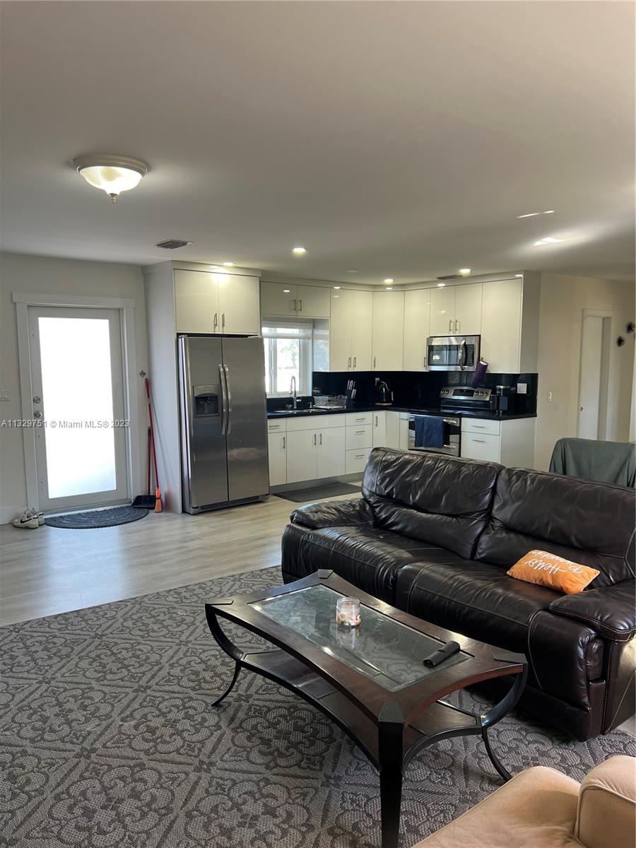 840 E 11th Pl