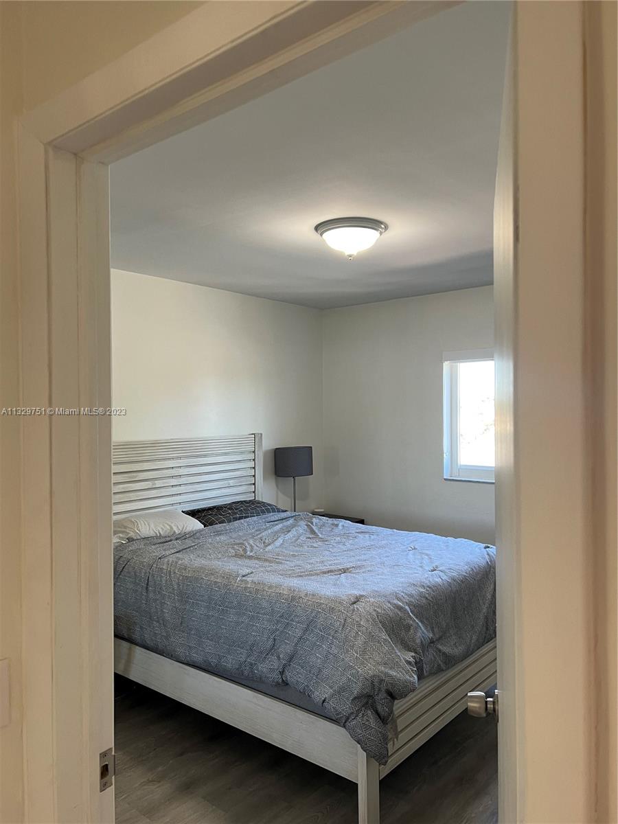 840 E 11th Pl