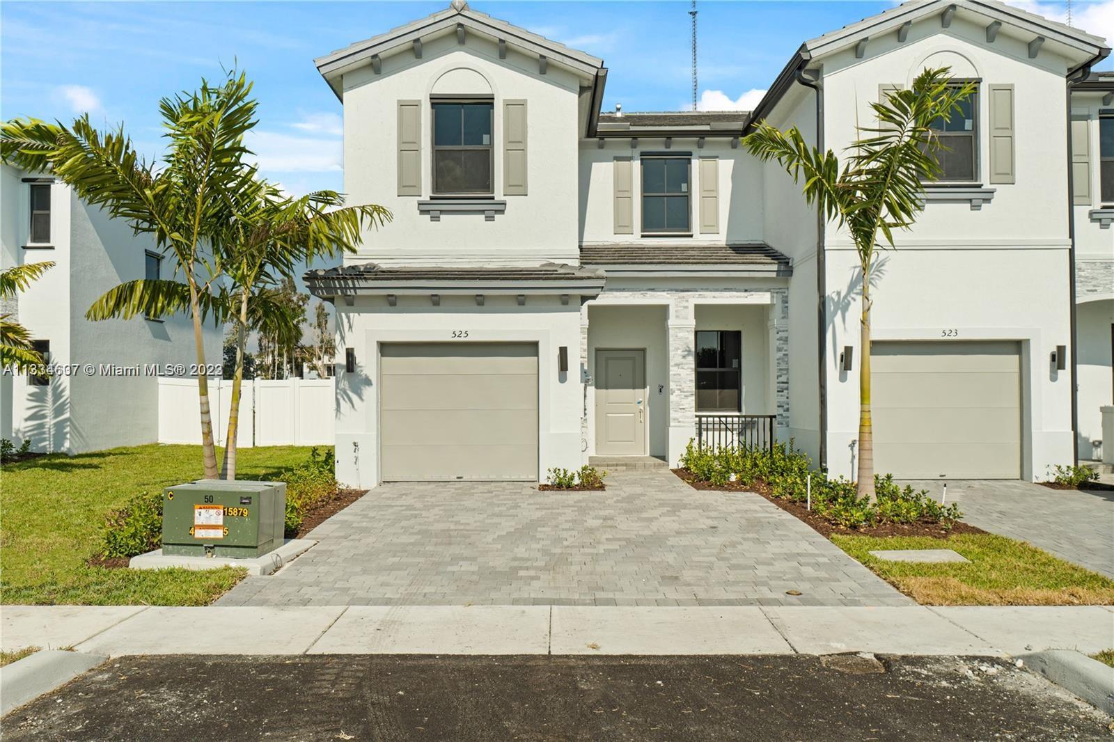 525 NW 203rd Rd St Unit: 525