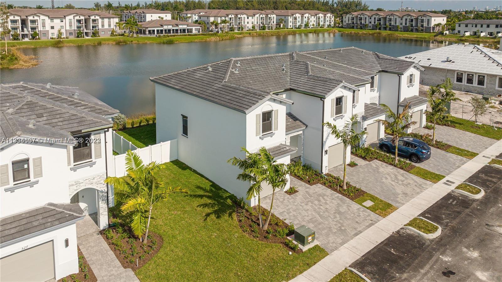 525 NW 203rd Rd St Unit: 525