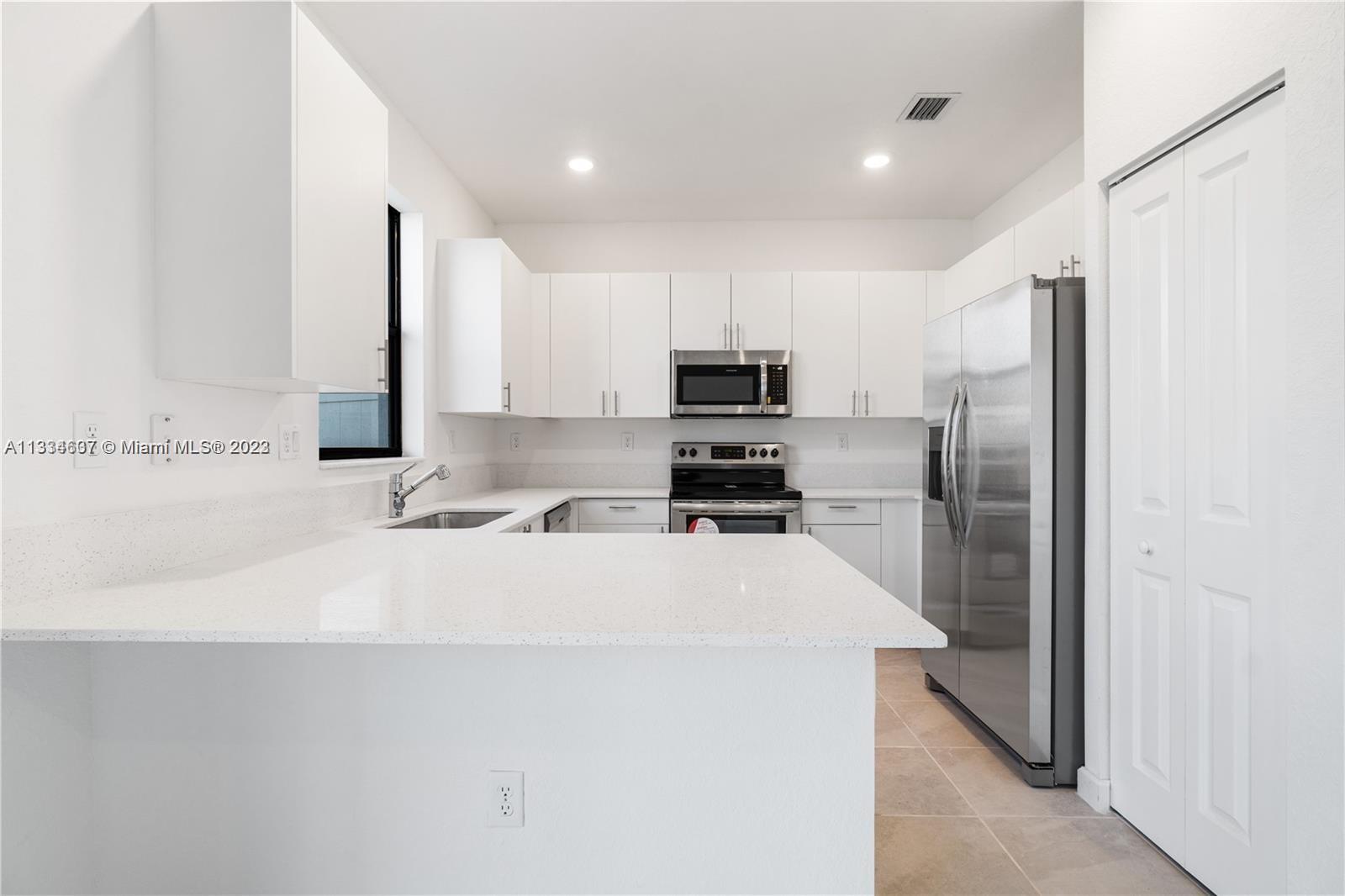 525 NW 203rd Rd St Unit: 525