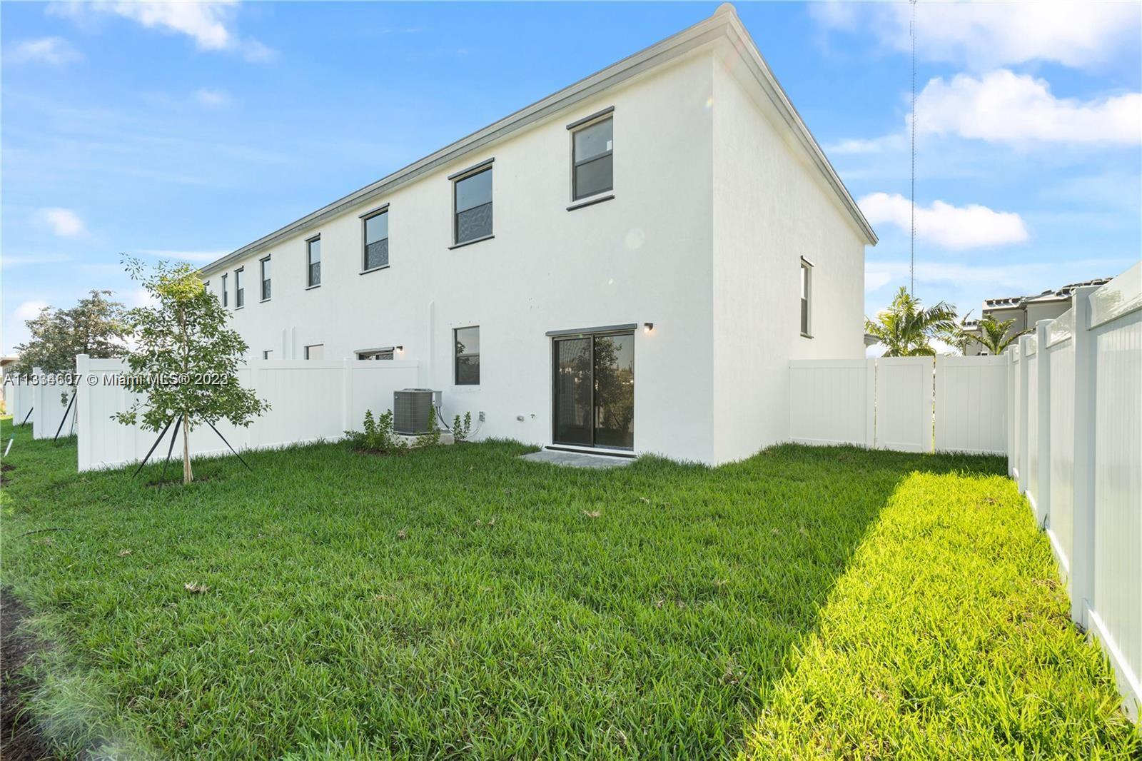525 NW 203rd Rd St Unit: 525