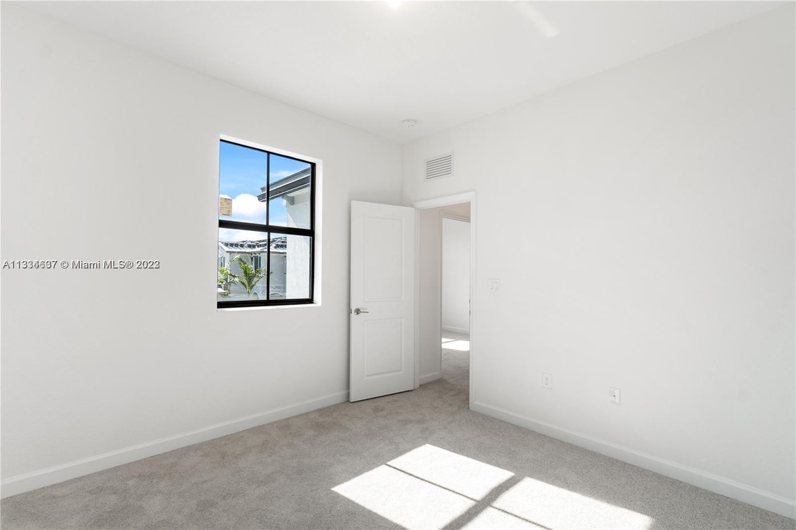 525 NW 203rd Rd St Unit: 525