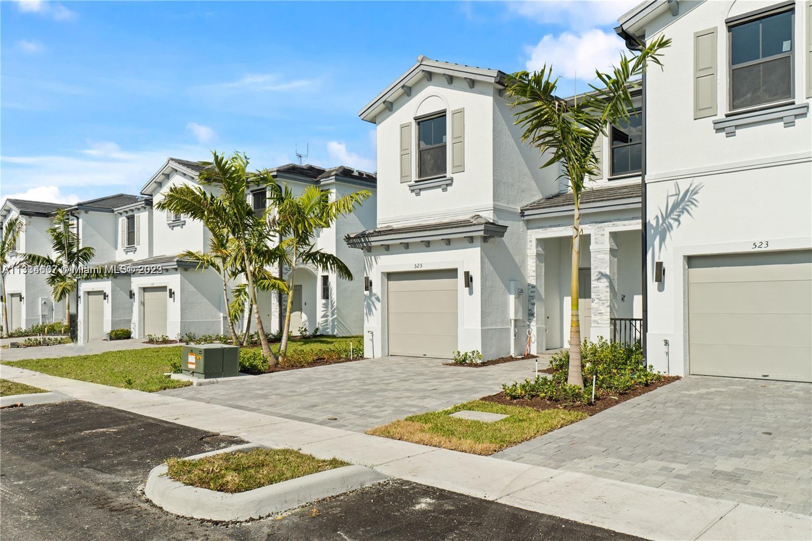 525 NW 203rd Rd St Unit: 525