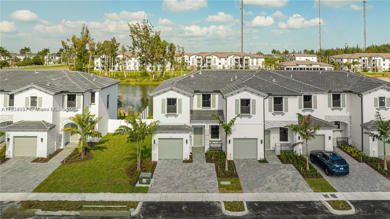 525 NW 203rd Rd St Unit: 525