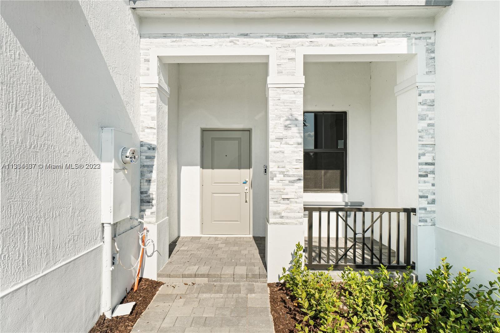 525 NW 203rd Rd St Unit: 525