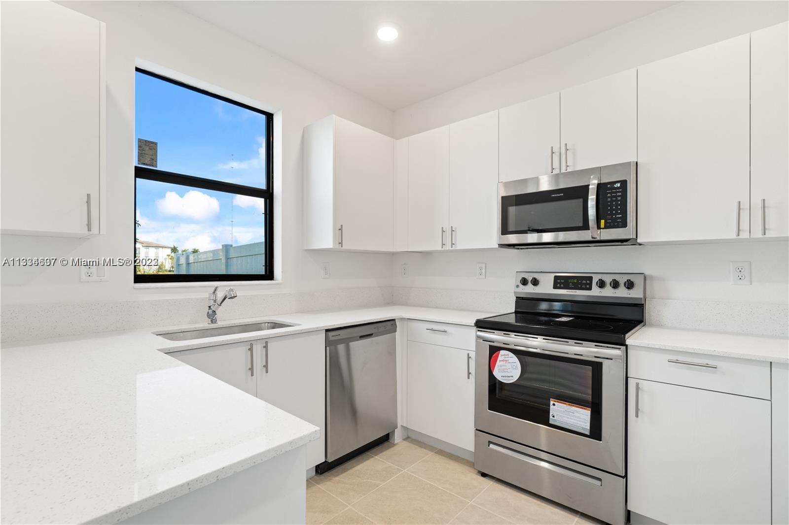 525 NW 203rd Rd St Unit: 525