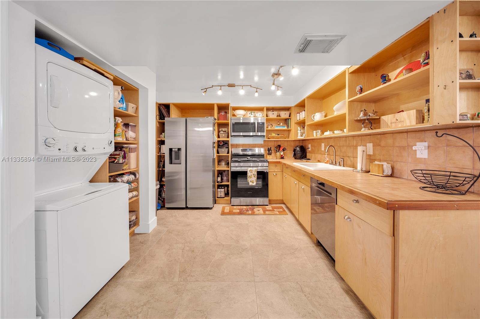 11527 SW 64th St Unit: E82