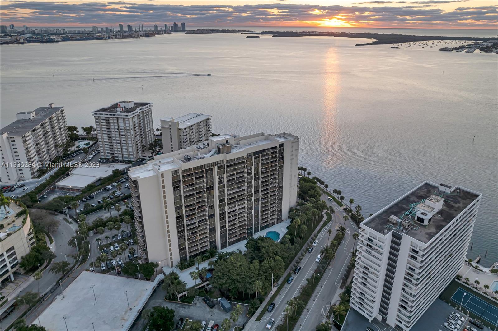 1450 Brickell Bay Dr Unit: 1006