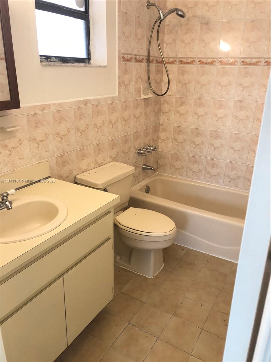 3321 NW 18th St Unit: REAR