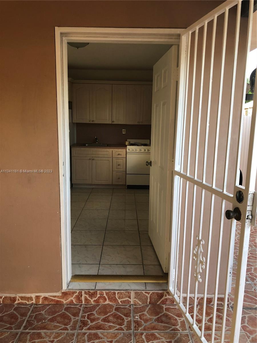 3321 NW 18th St Unit: REAR