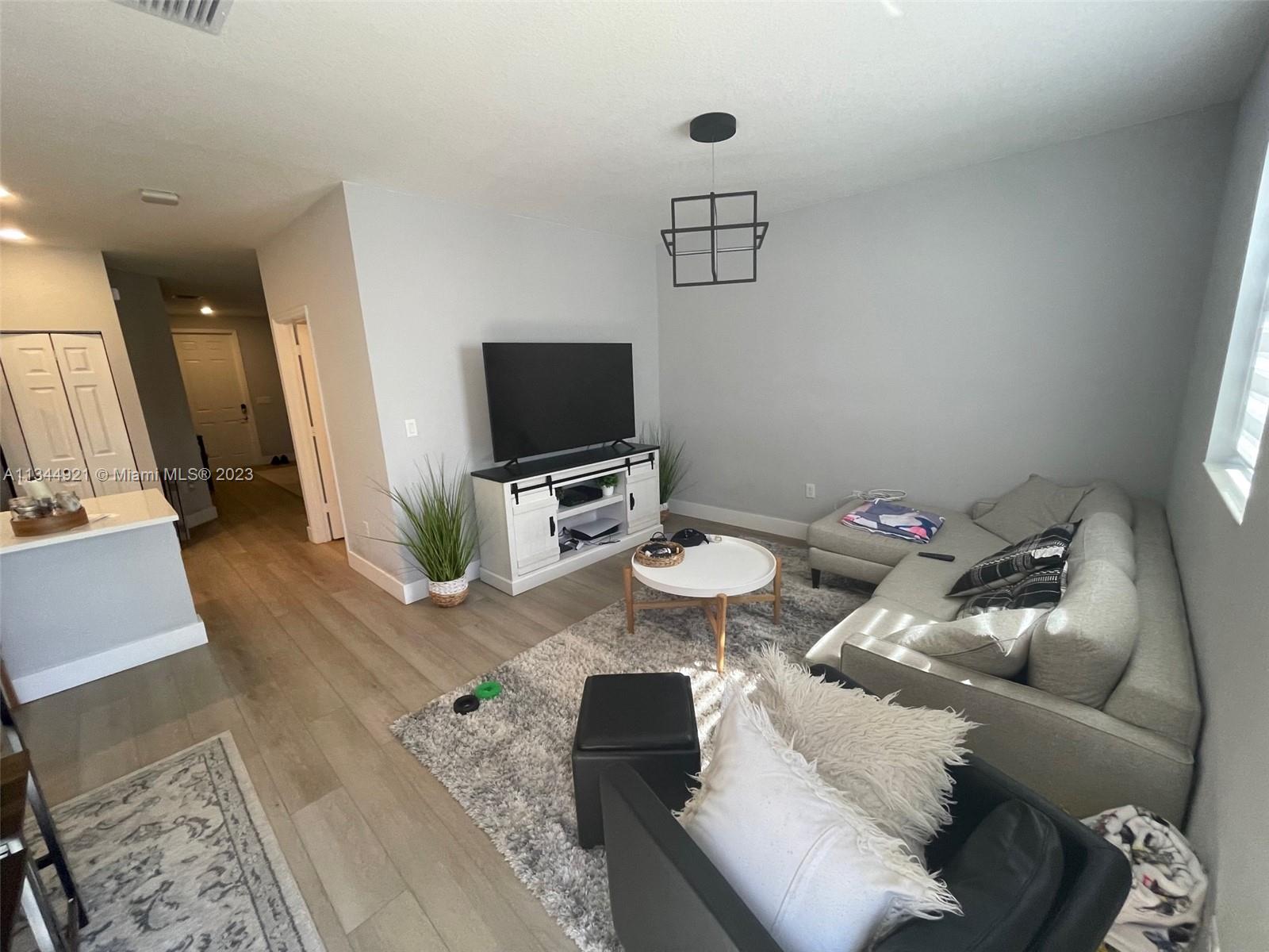 5436 NW 27th St Unit: 5436