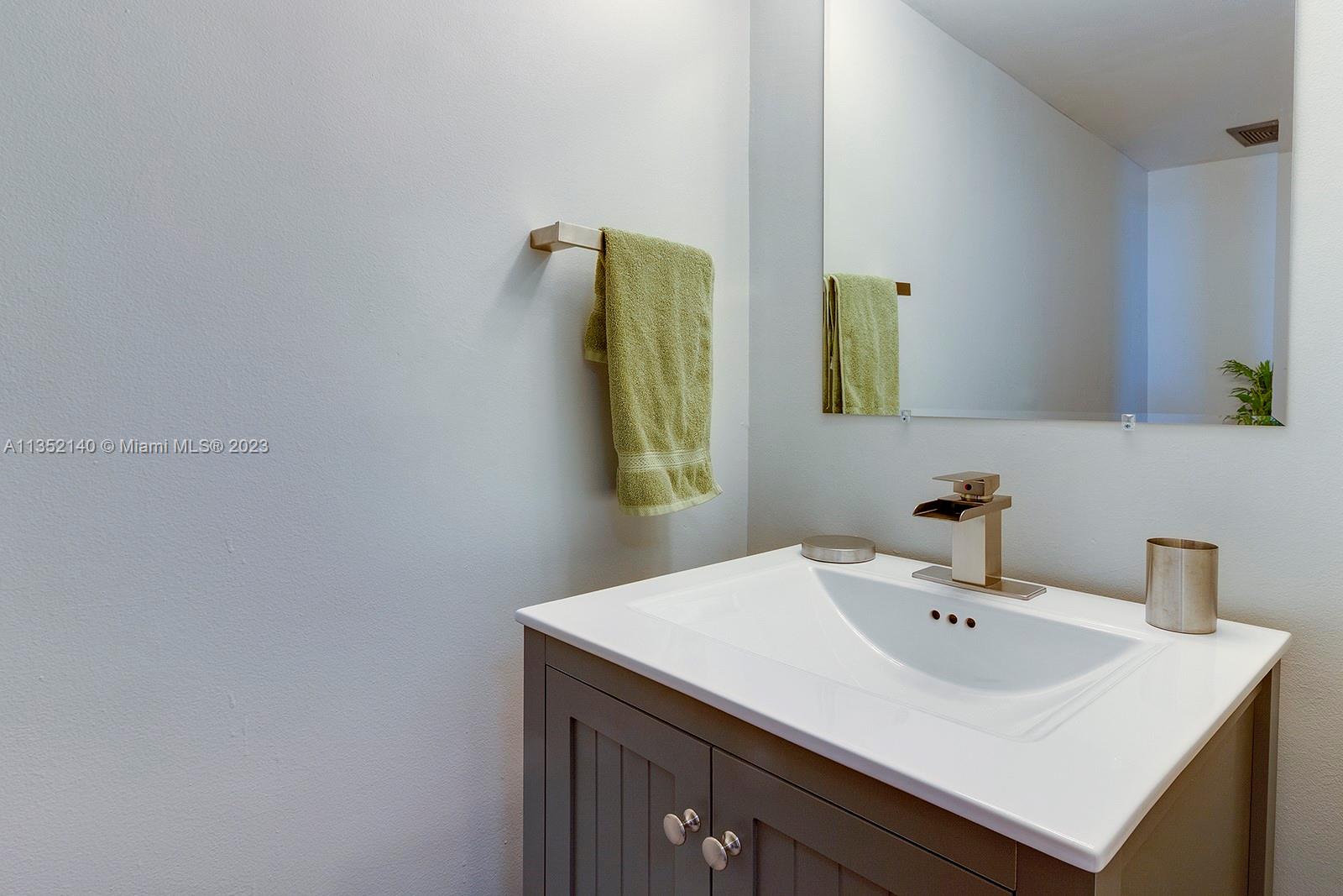 6900 Bay Dr Unit: 11B