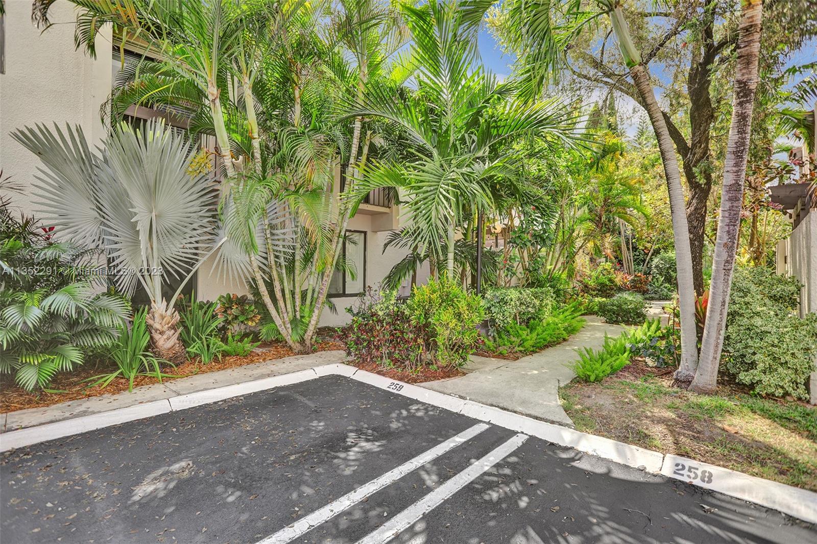 4706 SW 67 Ave Unit: M4