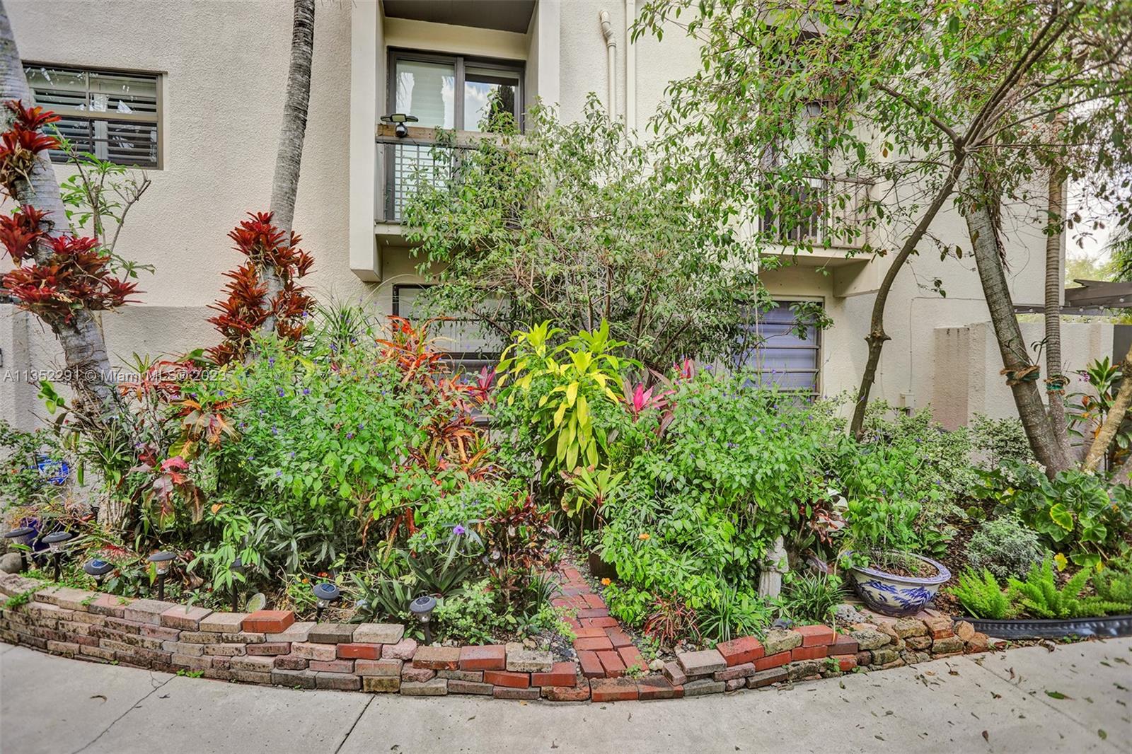 4706 SW 67 Ave Unit: M4