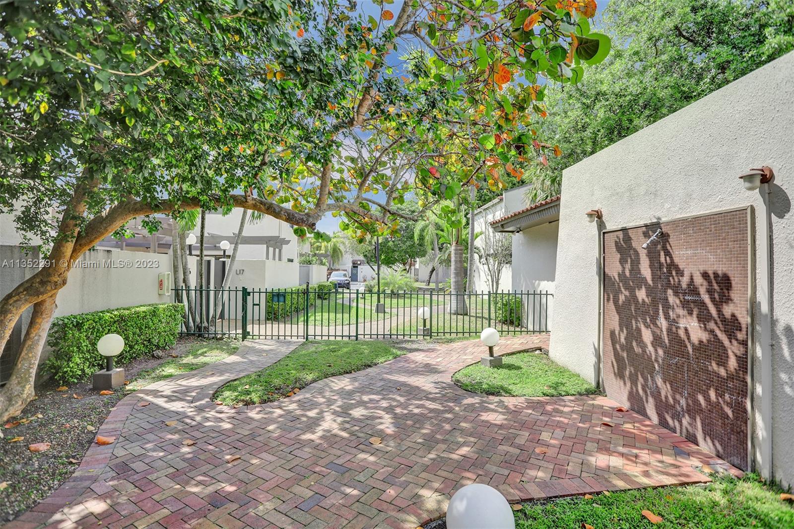 4706 SW 67 Ave Unit: M4