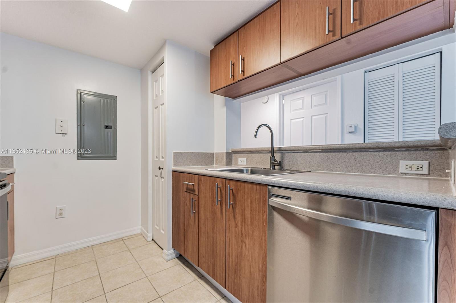 816 NW 11th St Unit: 1103