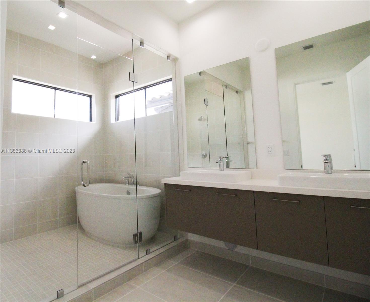 8086 NW 43rd St Unit: 8086