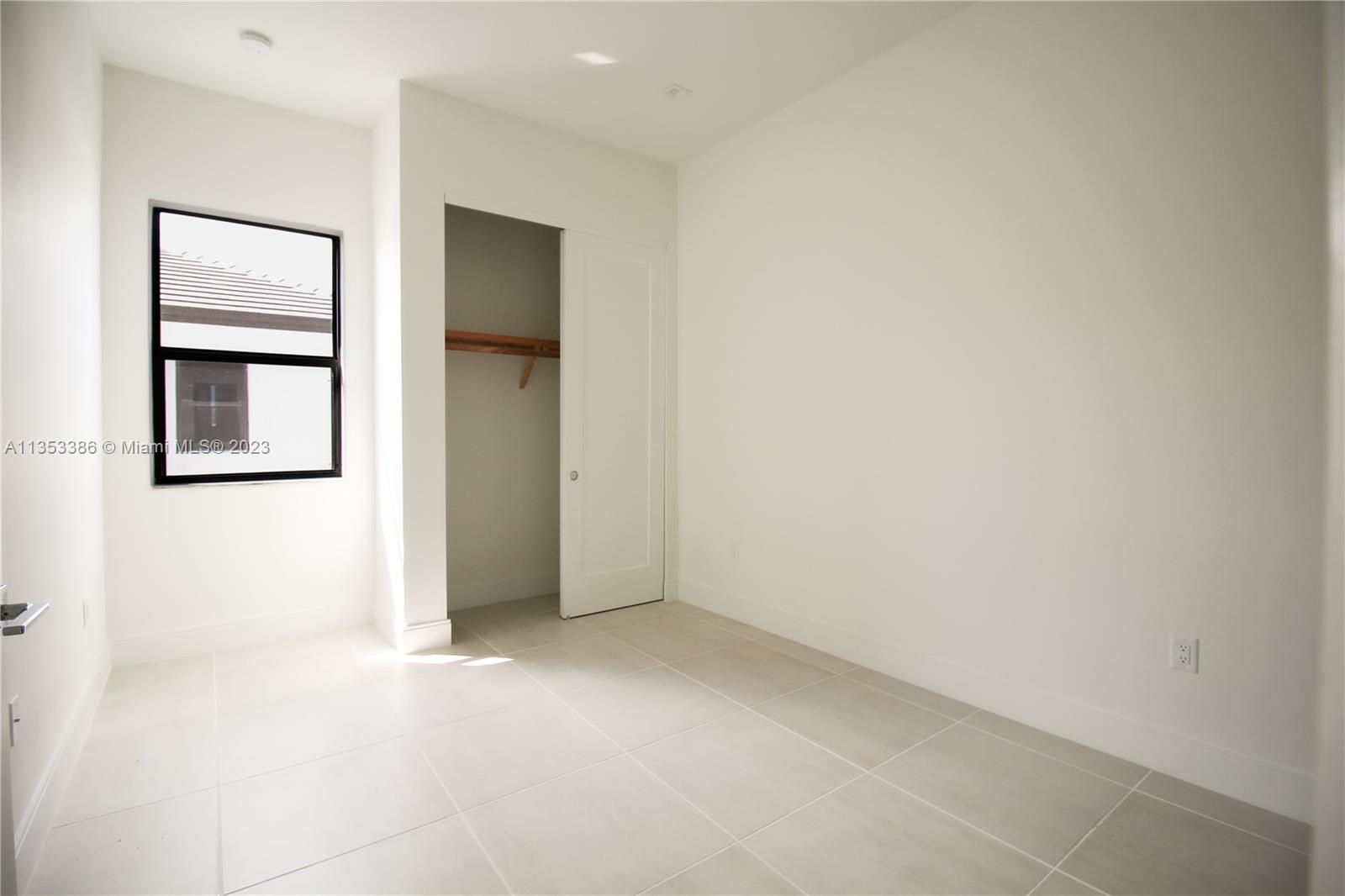 8086 NW 43rd St Unit: 8086