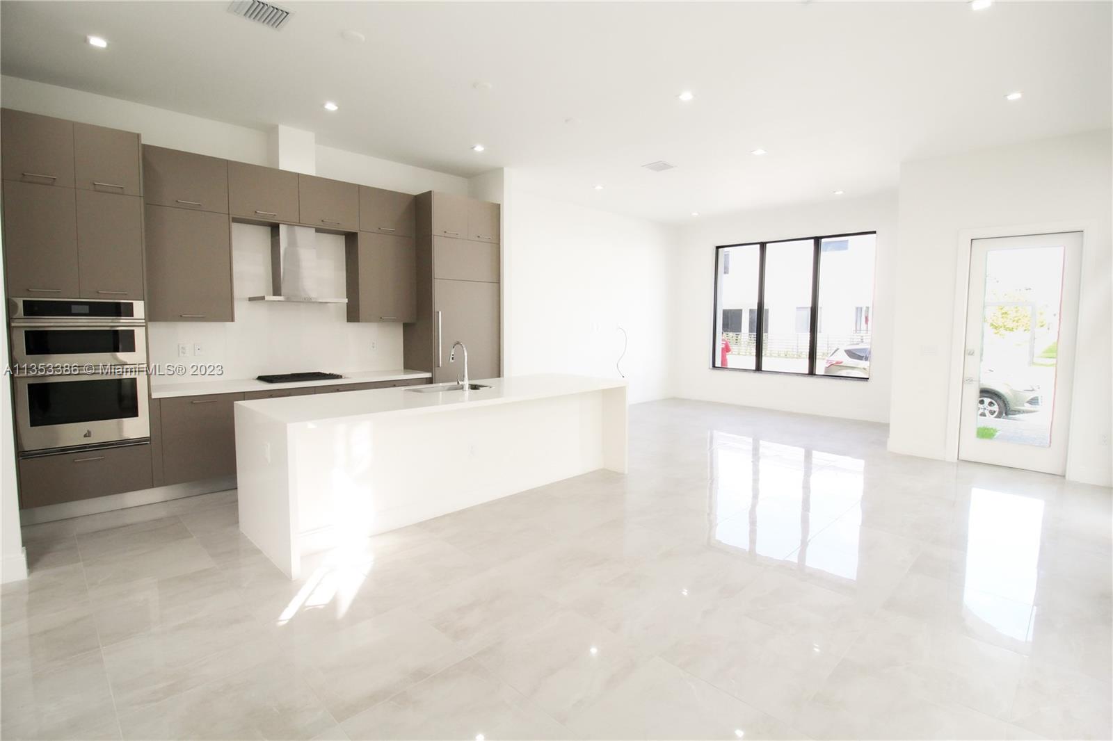 8086 NW 43rd St Unit: 8086
