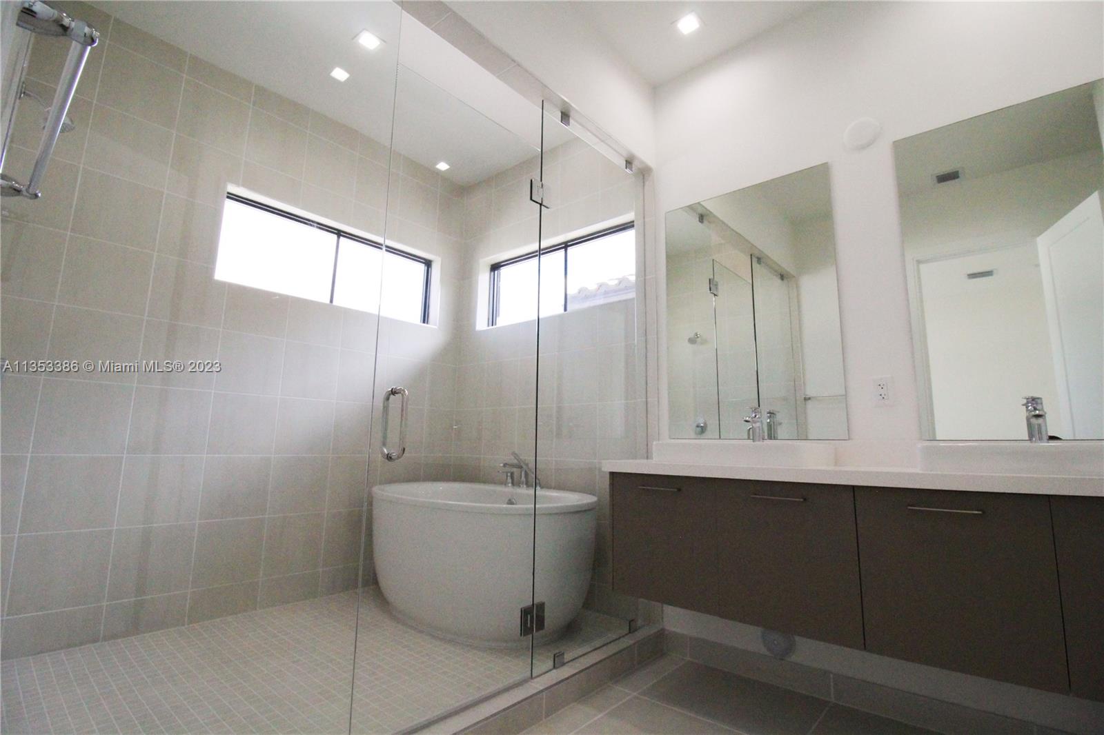 8086 NW 43rd St Unit: 8086