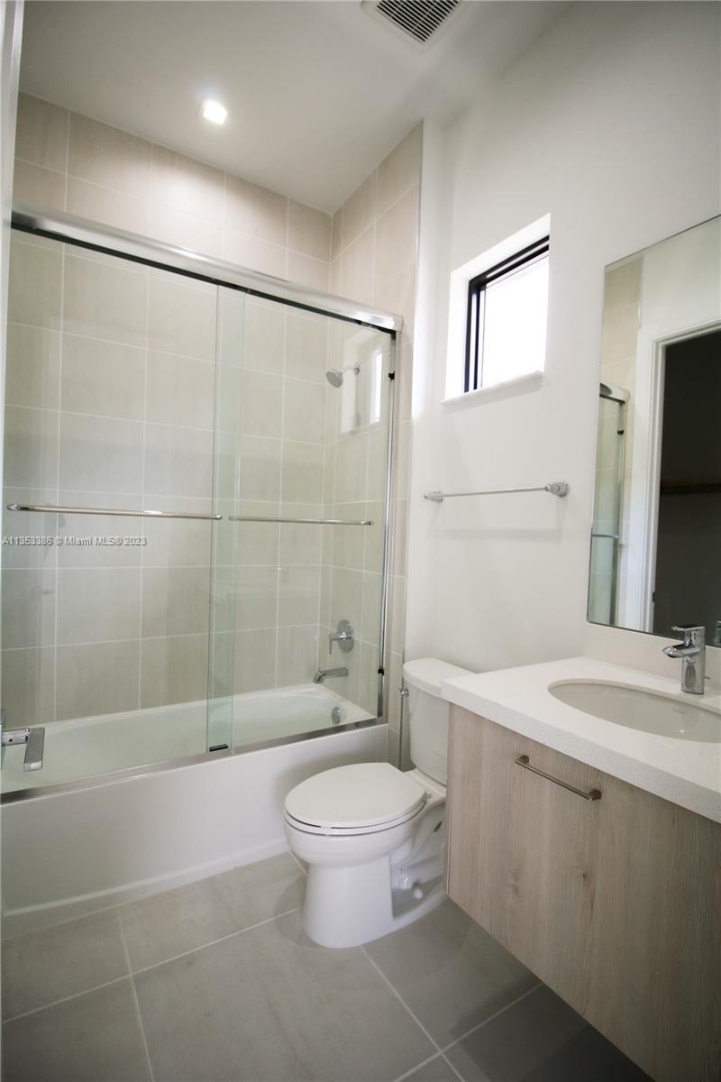 8086 NW 43rd St Unit: 8086