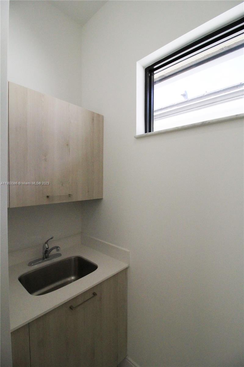 8086 NW 43rd St Unit: 8086