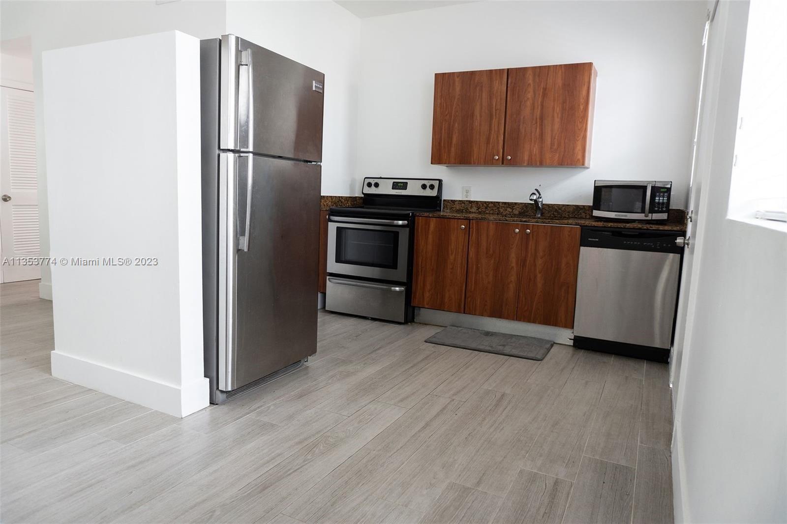 1045 Lenox Ave Unit: 3
