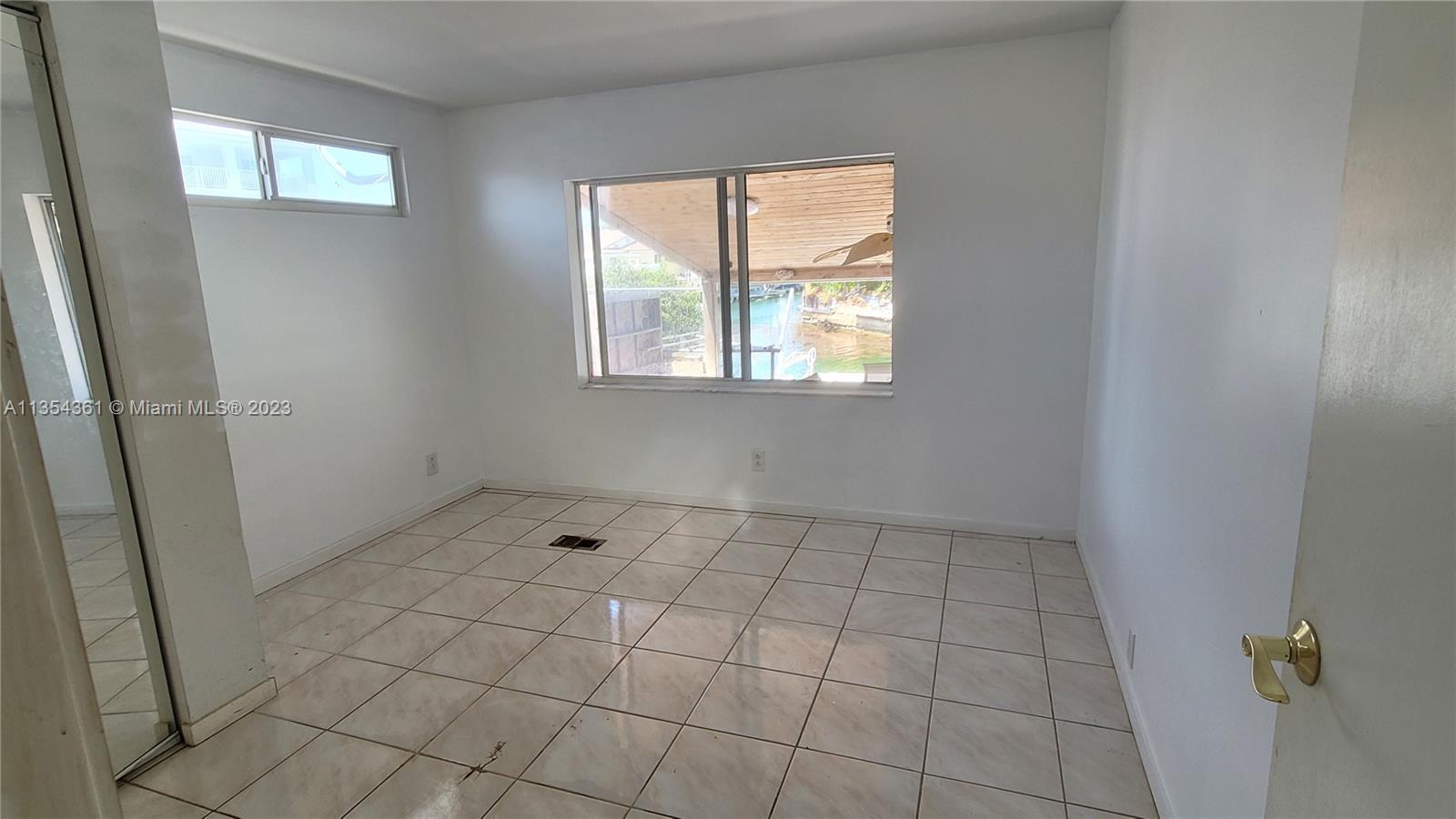 215 Oleander Dr