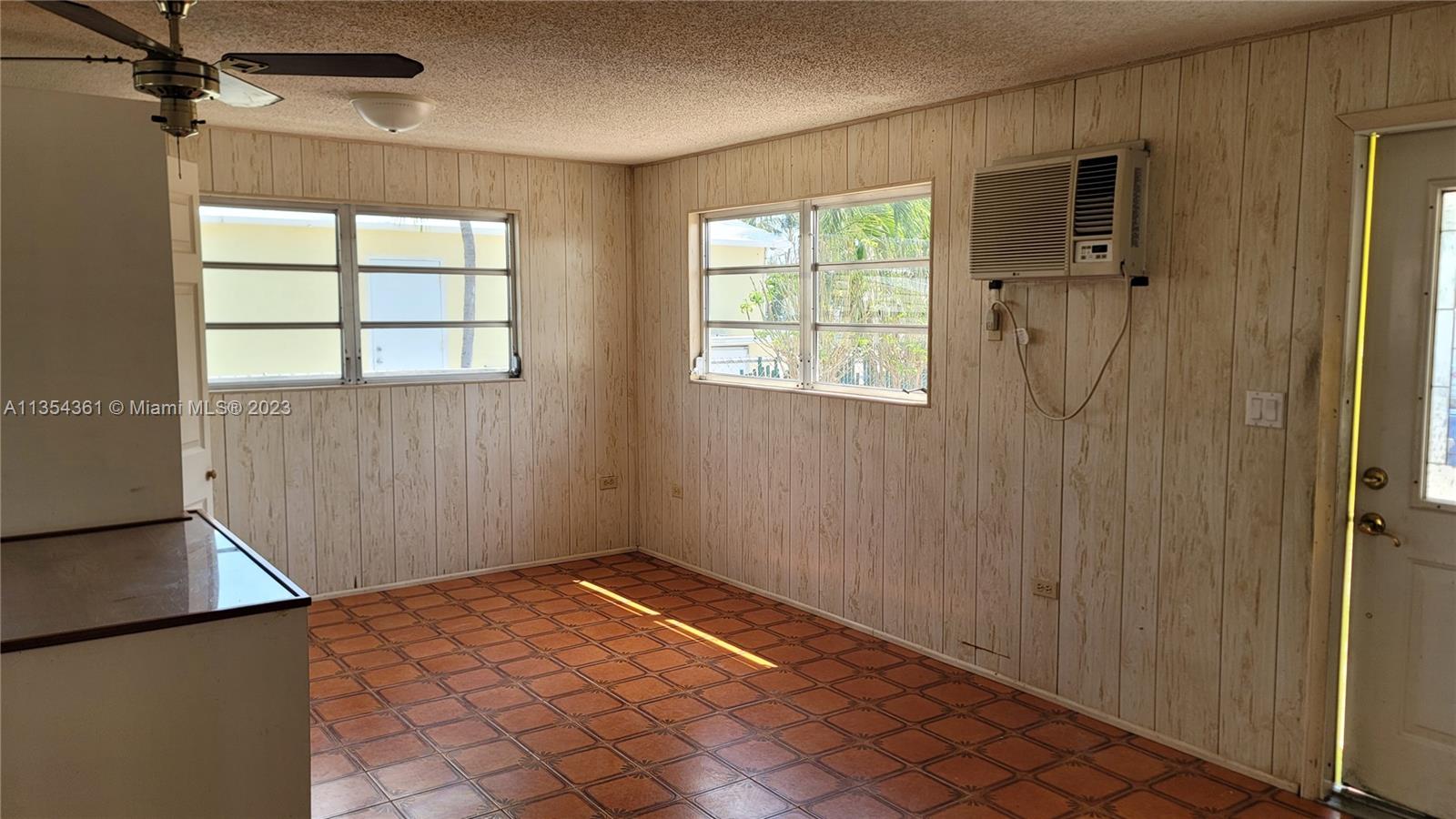215 Oleander Dr