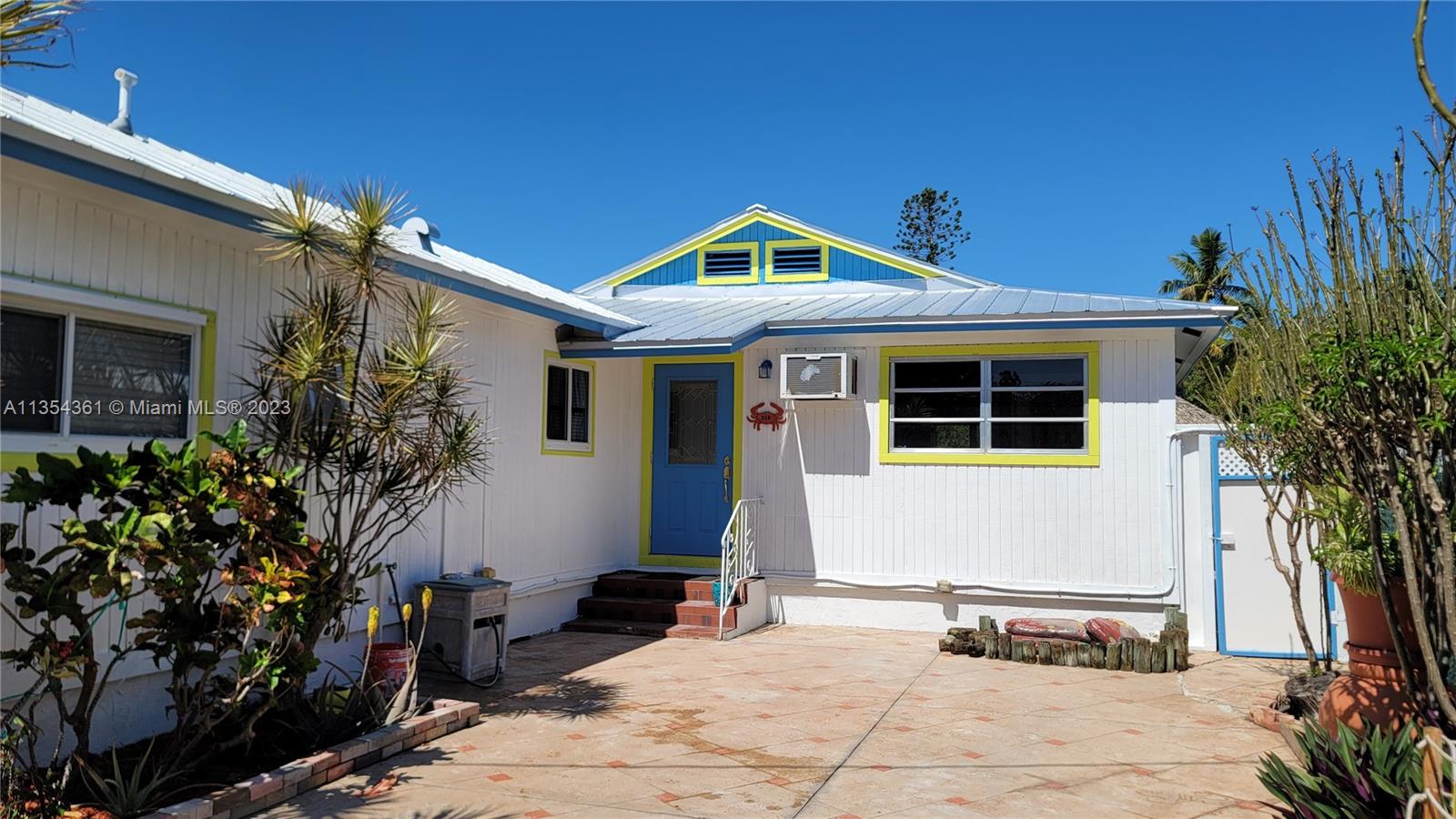 215 Oleander Dr