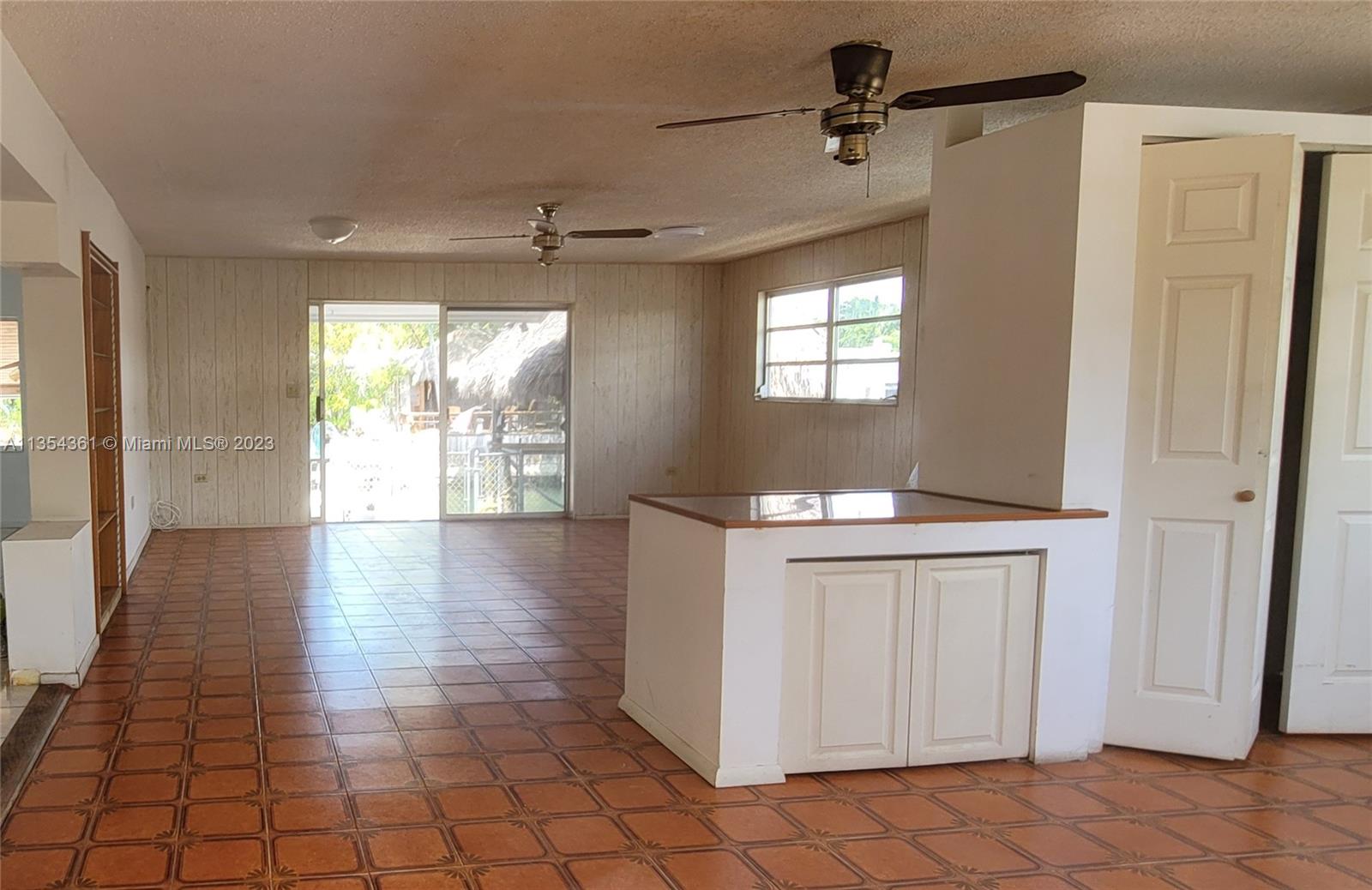 215 Oleander Dr