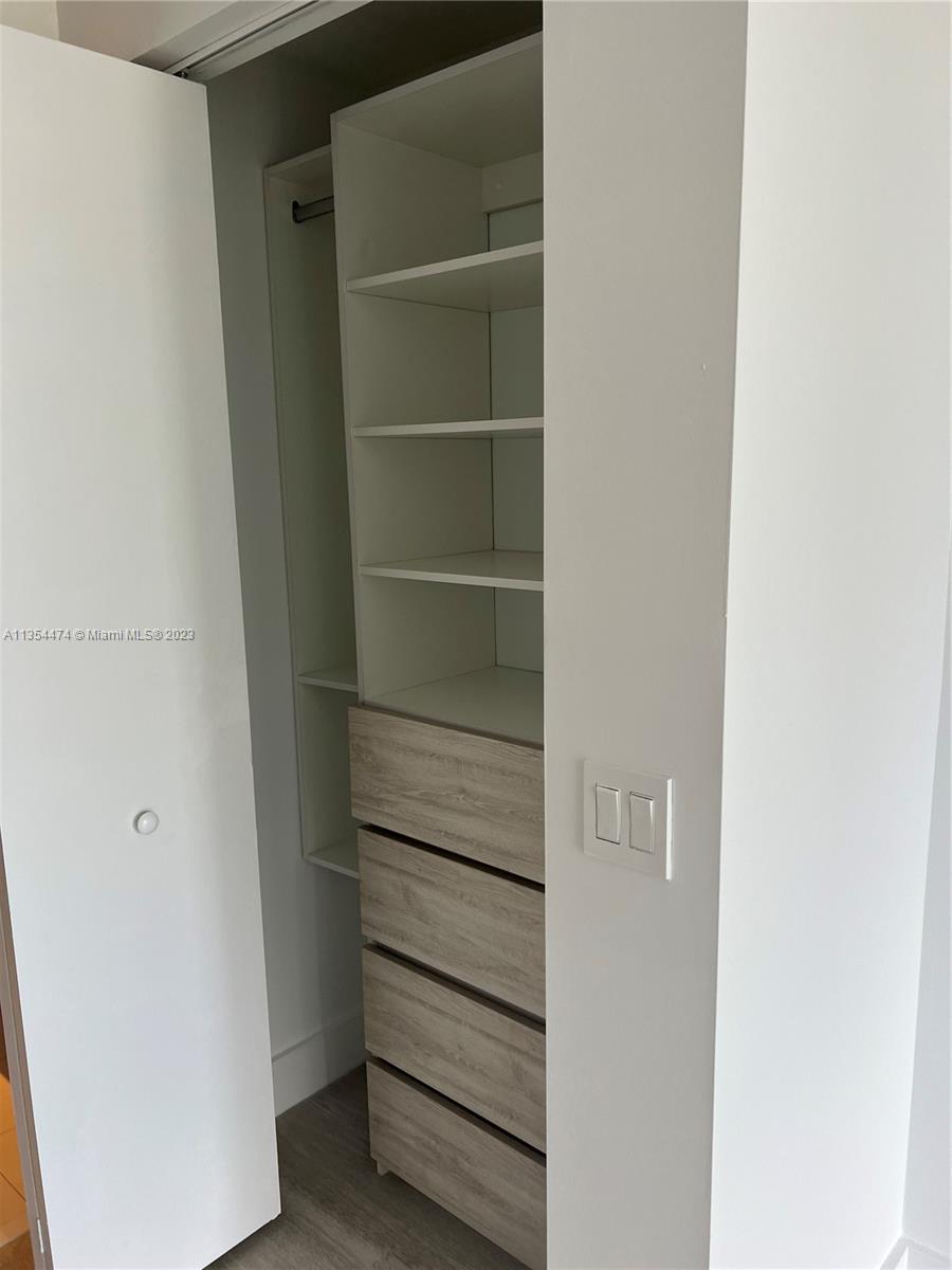 121 NE 34th St Unit: 1207