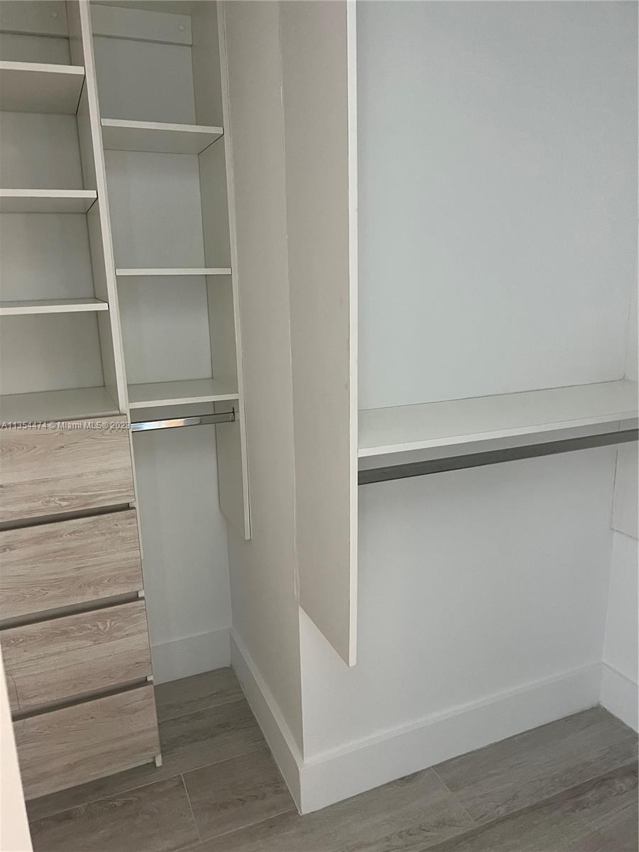121 NE 34th St Unit: 1207