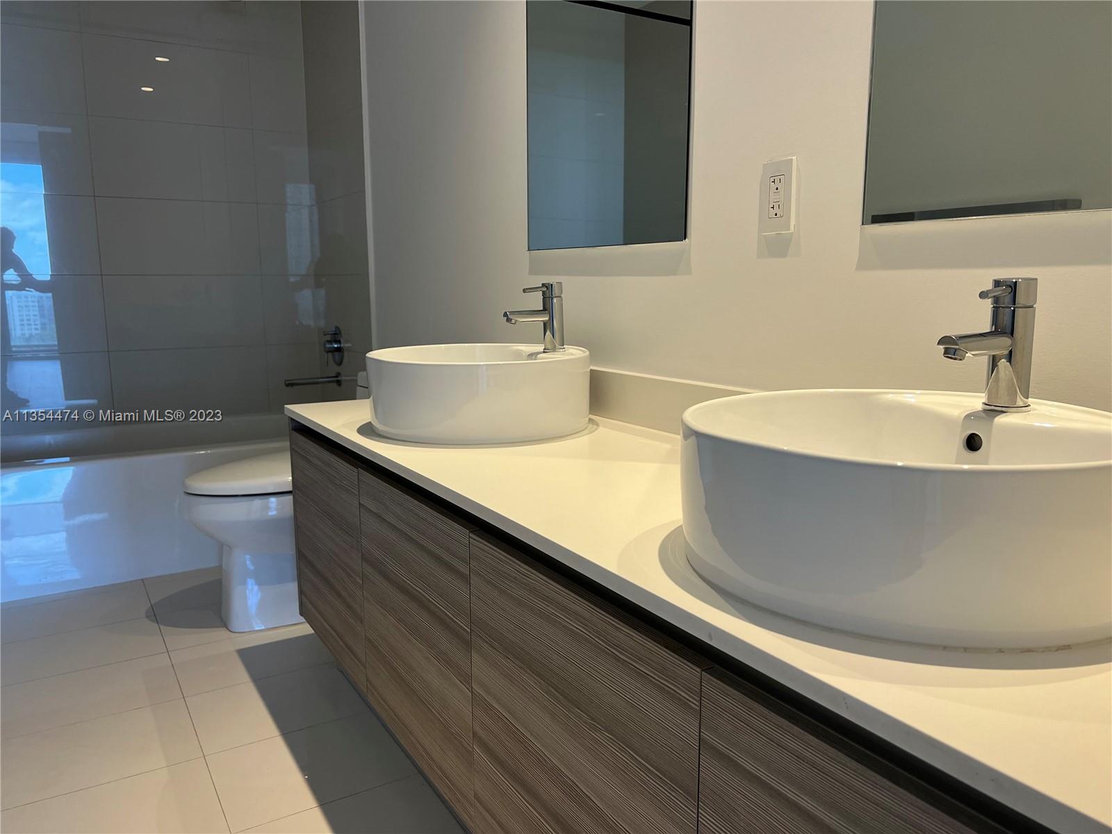 121 NE 34th St Unit: 1207