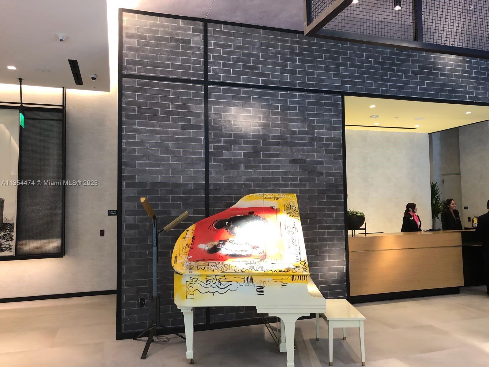 121 NE 34th St Unit: 1207
