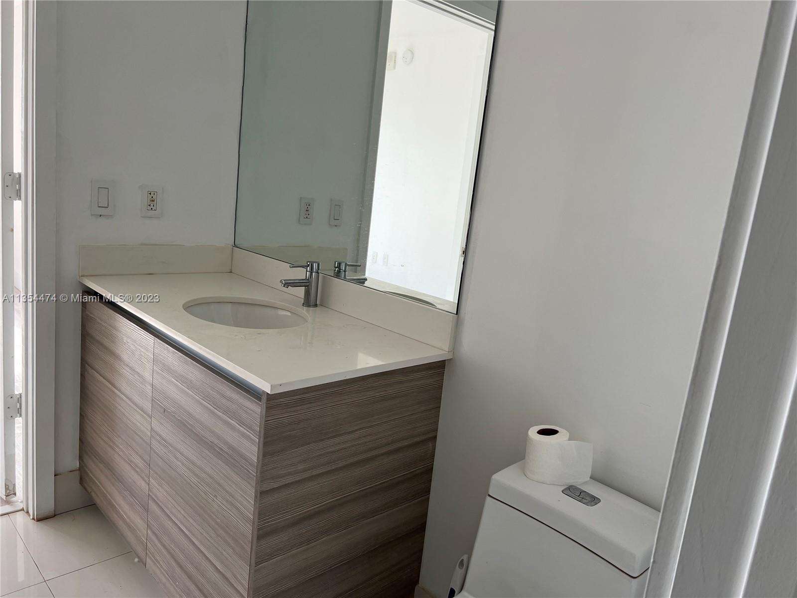 121 NE 34th St Unit: 1207