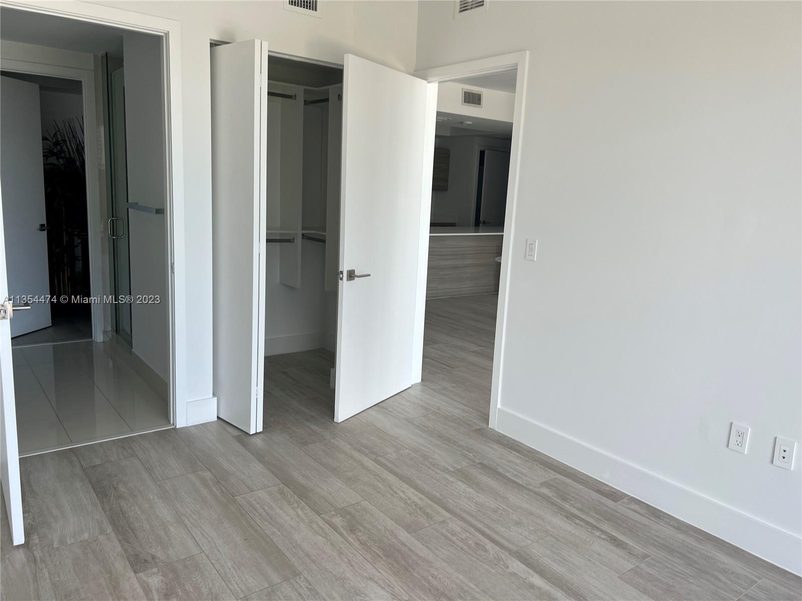 121 NE 34th St Unit: 1207