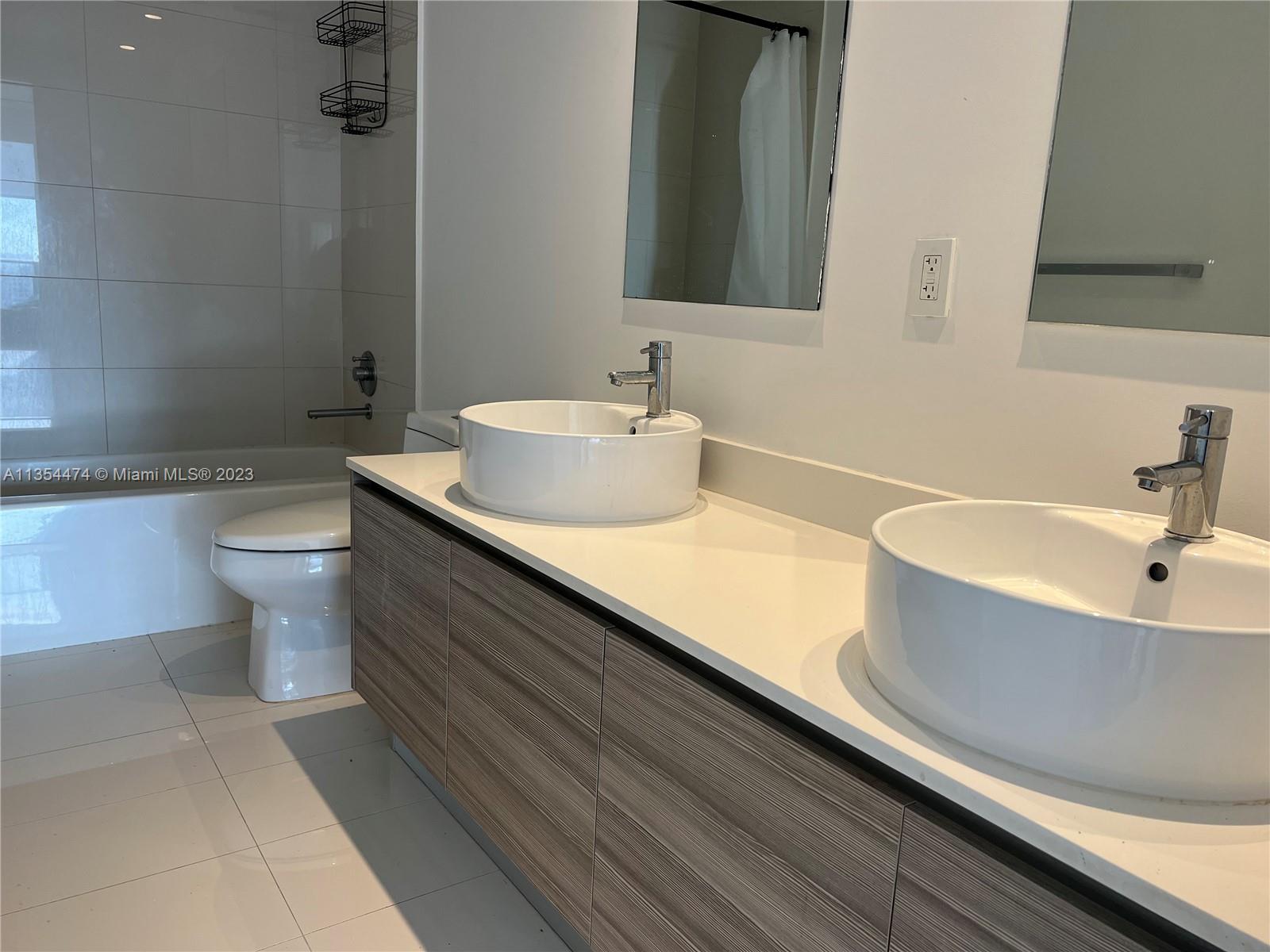 121 NE 34th St Unit: 1207