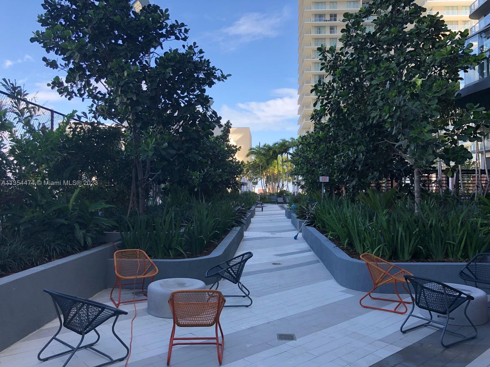 121 NE 34th St Unit: 1207