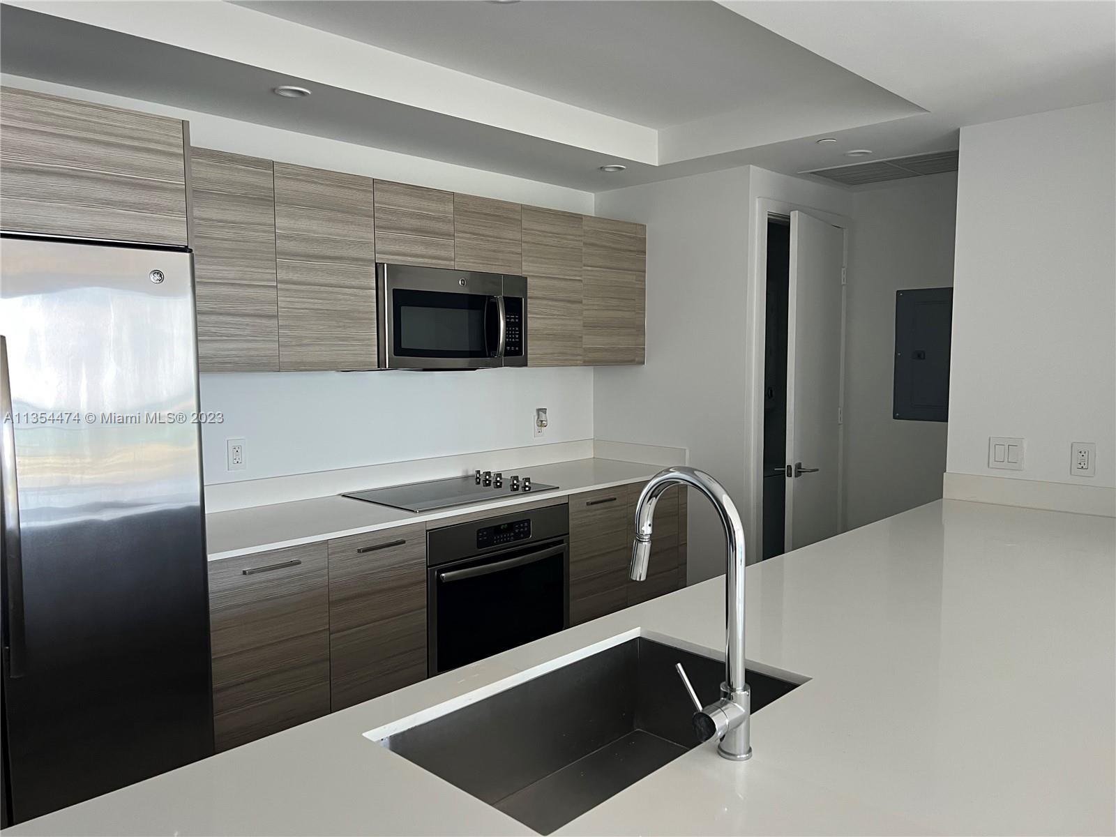121 NE 34th St Unit: 1207