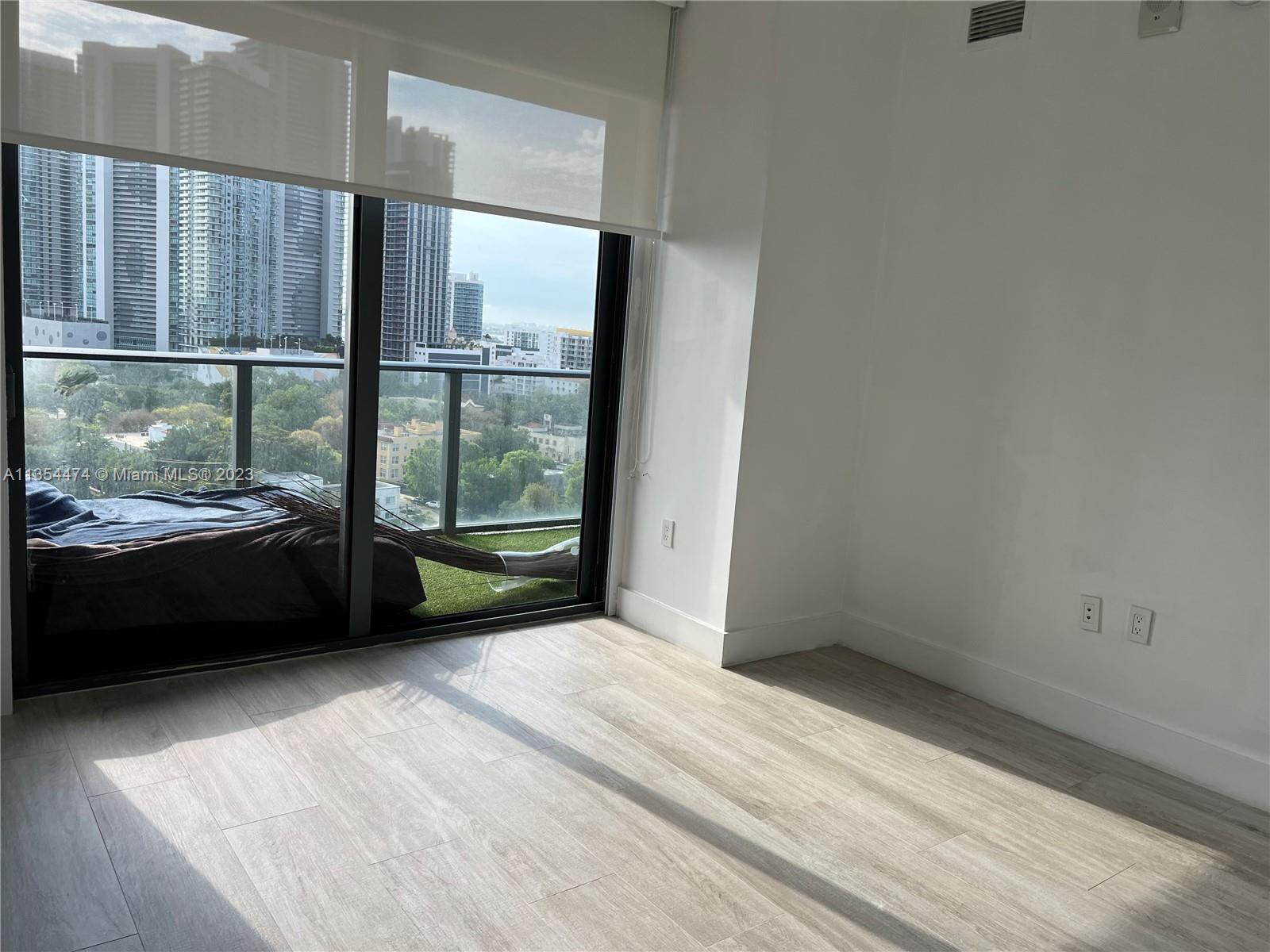 121 NE 34th St Unit: 1207