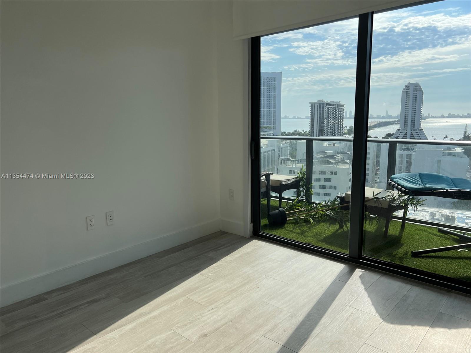 121 NE 34th St Unit: 1207