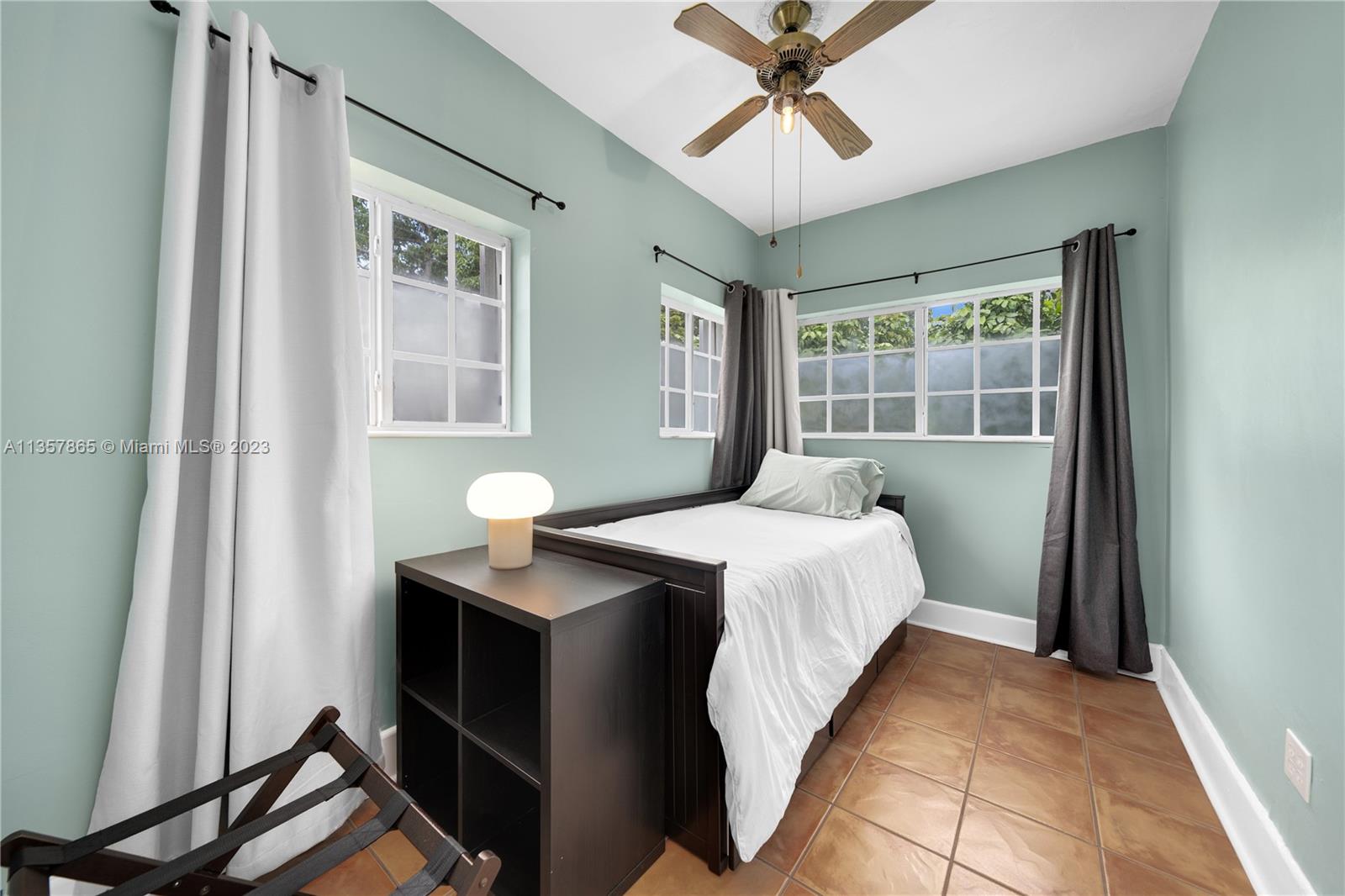 1633 SW 11th Ter