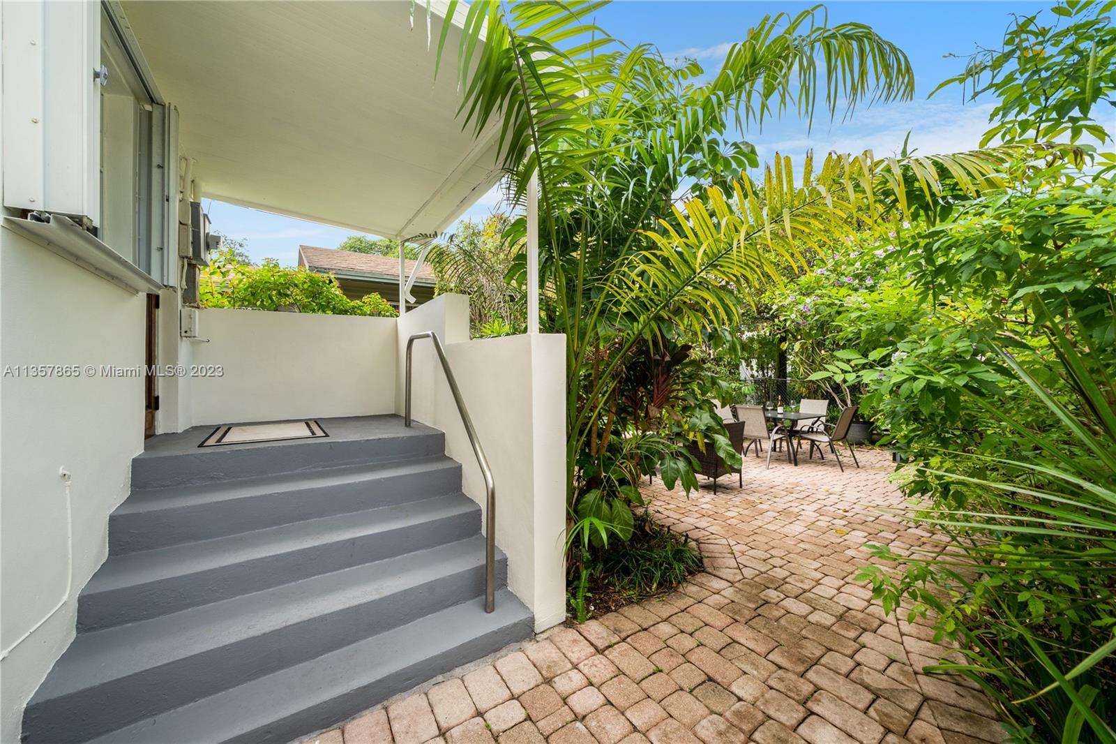 1633 SW 11th Ter