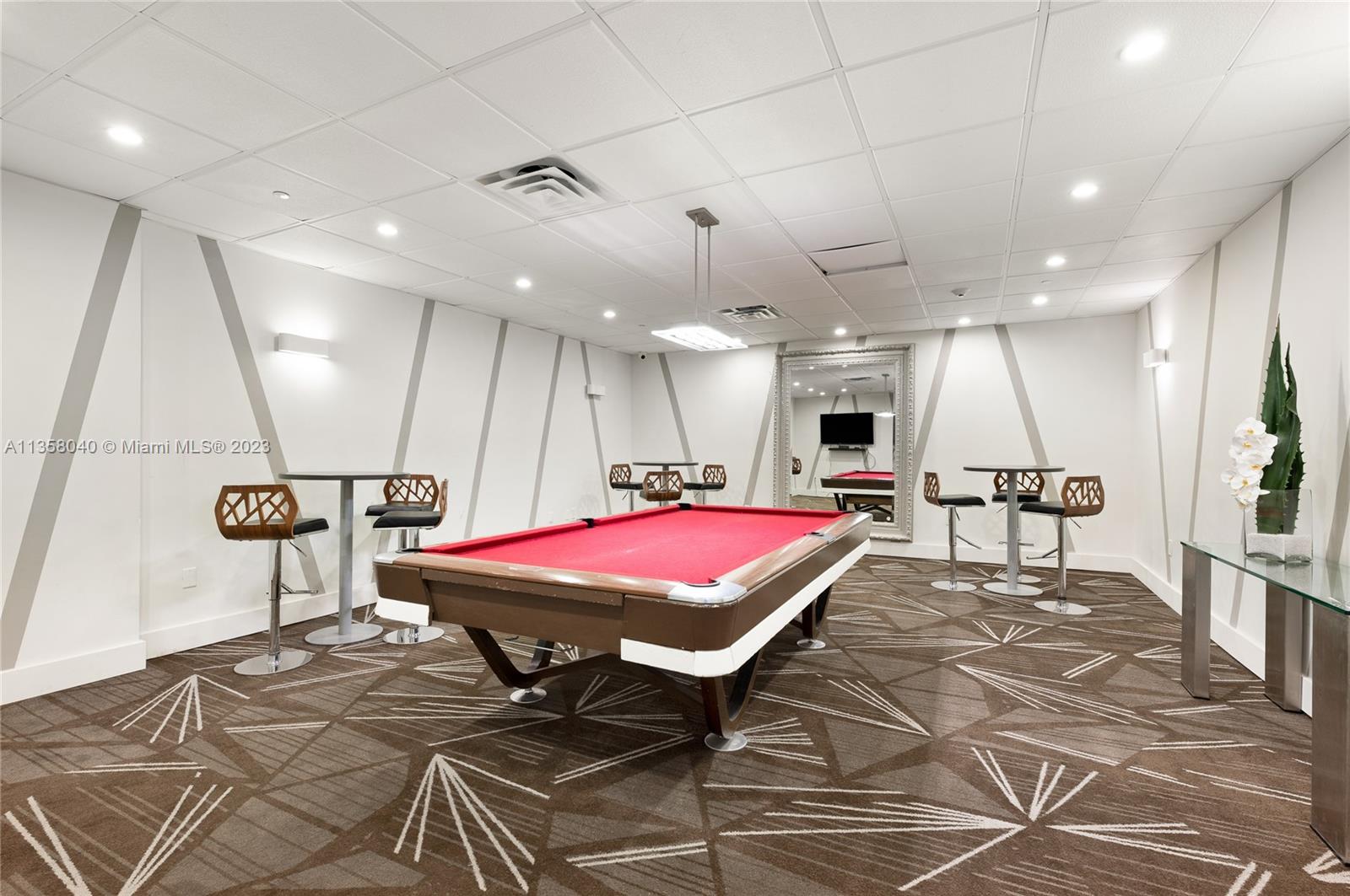 5701 Collins Ave Unit: 517