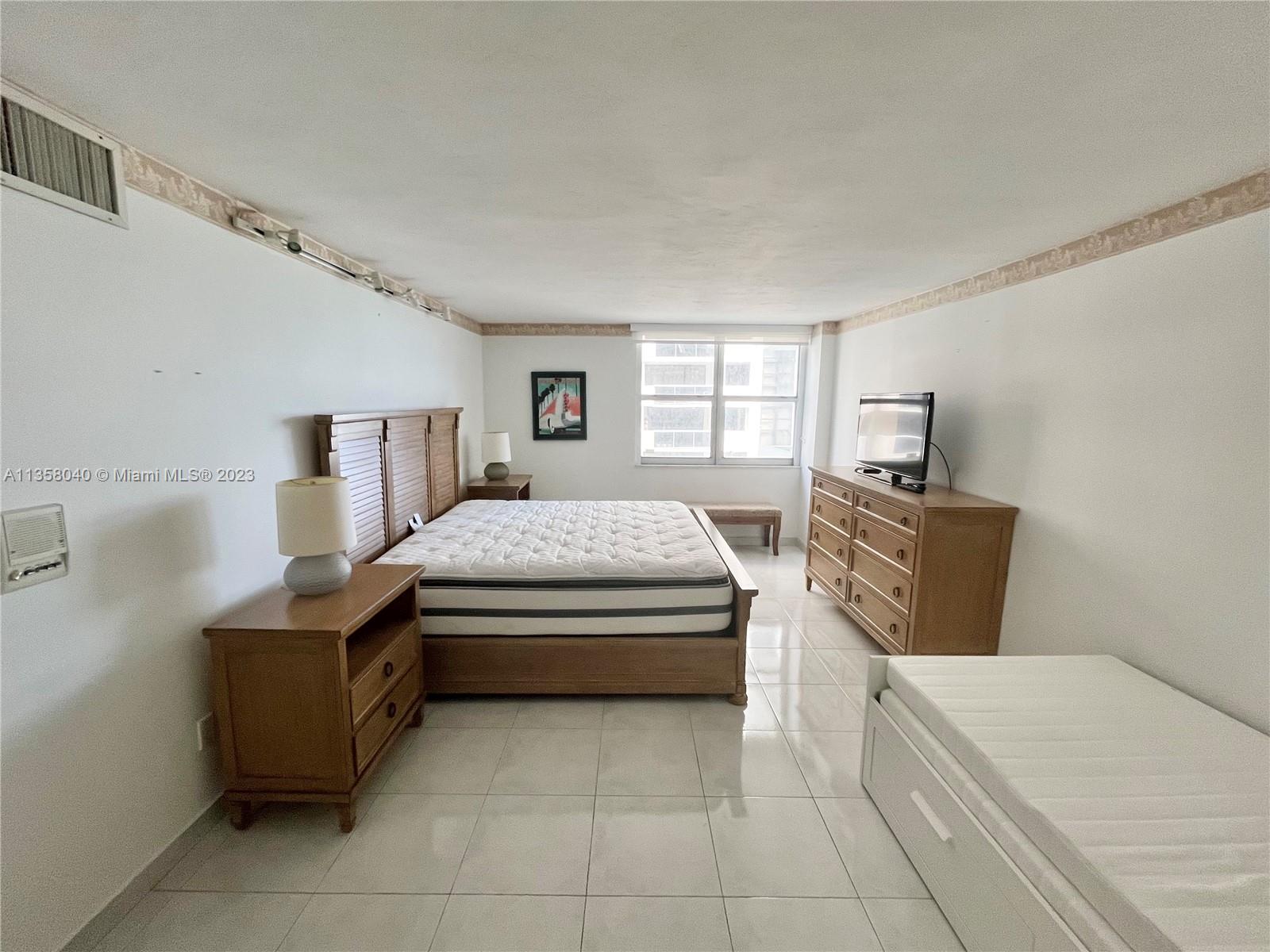 5701 Collins Ave Unit: 517