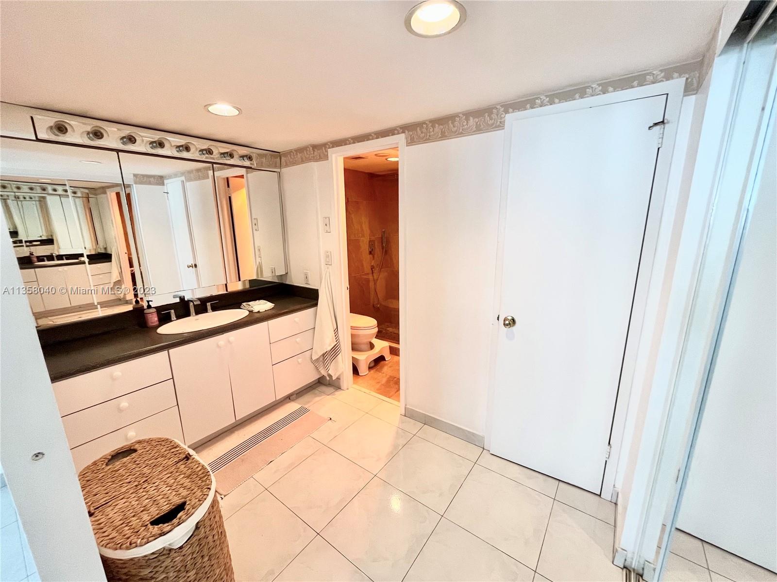 5701 Collins Ave Unit: 517